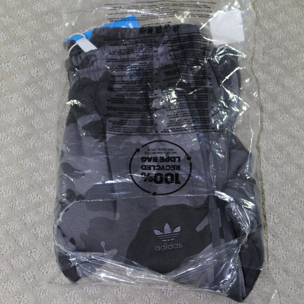 NEW in Bag Adidas Size Small Carbon Grey Camo Sweatpants - Picture 3 of 5